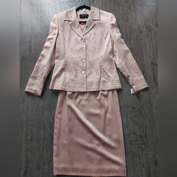 Dana Buchman silk embroidered skirt suit set. Size 6 Peachy pink - Picture 1 of 12